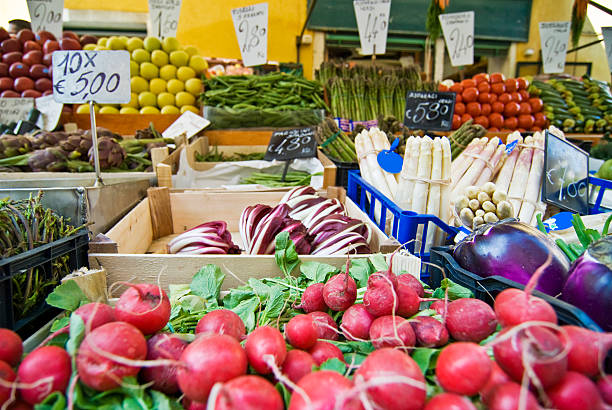 ヨーロッパのファーマーズマーケット - farmers market agricultural fair agriculture beet ストックフォトと画像