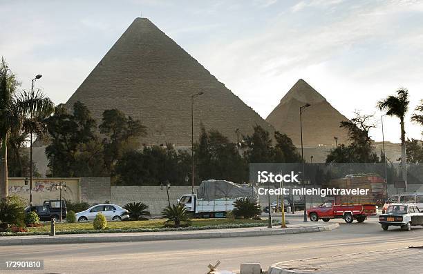 Photo libre de droit de La Ville Du Caire Trafic Avec Les Pyramides De Chephren Et Khufu banque d'images et plus d'images libres de droit de Circulation routière