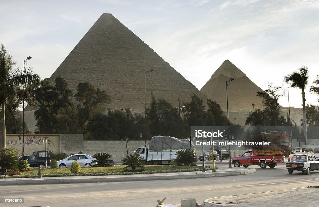 Cairo city, traffico con piramidi di Cheope Khafre e - Foto stock royalty-free di Traffico