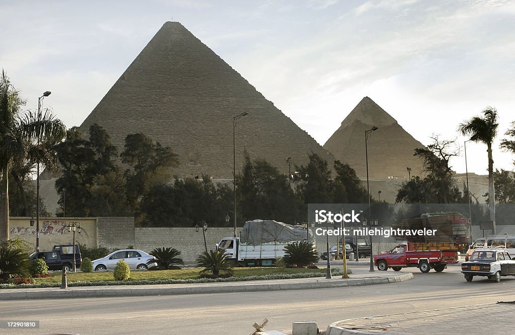 Cairo city ruchu z piramidy. Khafre i Khufu - Zbiór zdjęć royalty-free (Ruch uliczny)
