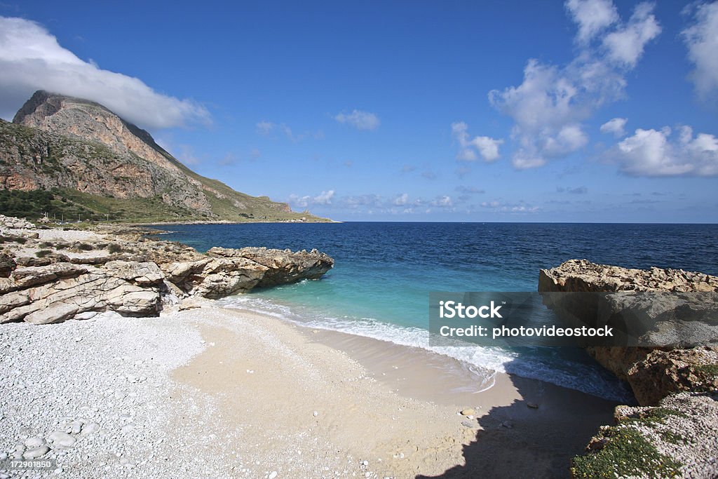 Idílica playa aislada en Sicilia - Foto de stock de Acantilado libre de derechos