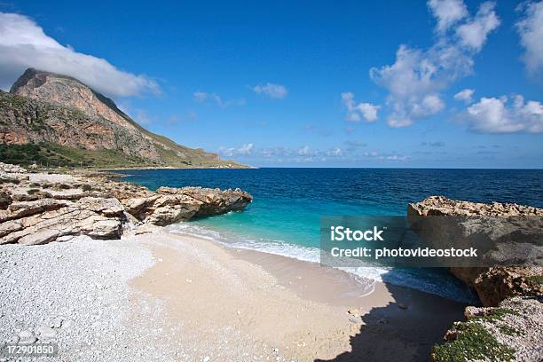 Idílica Playa Aislada En Sicilia Foto de stock y más banco de imágenes de Acantilado - Acantilado, Agua, Agua potable