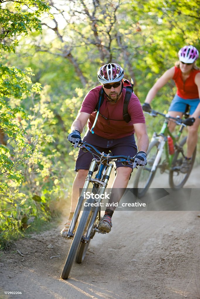 Par ciclismo de montaña al atardecer - Foto de stock de Mountain Bike libre de derechos