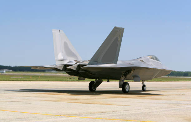 istock F-22 Taxiing on Runway 172902362