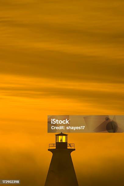 早朝の灯台 - かすみのストックフォトや画像を多数ご用意 - かすみ, オレンジ色, カットアウト