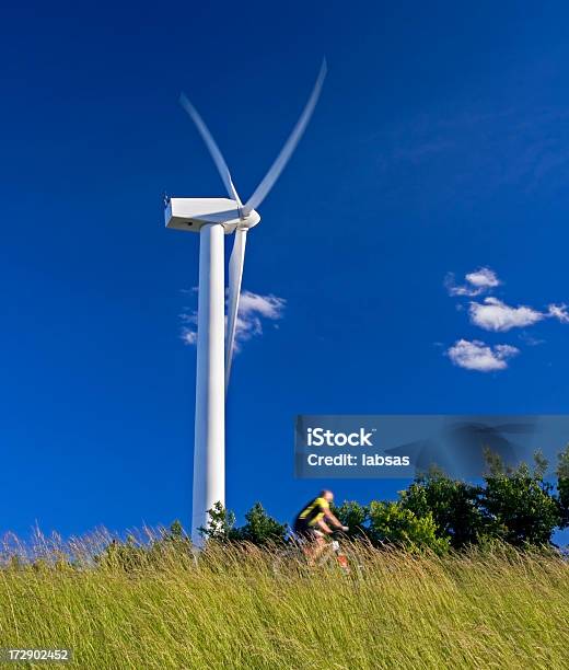 Ciclista De Pasar Aerogenerador En Las Noches De Sol Foto de stock y más banco de imágenes de Aerogenerador