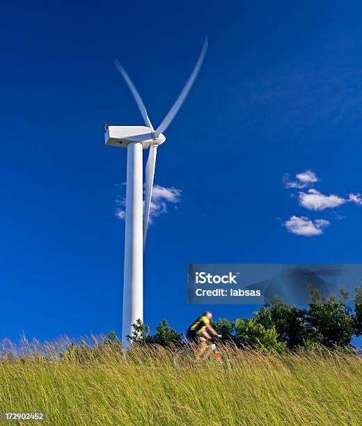 Kolarstwo Przejazd Turbina Wiatrowa W Wczesnym Wieczorem Słońce - zdjęcia stockowe i więcej obrazów Bez ludzi