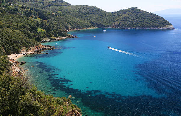 Monte Argentario con cristal transparente mar Mediterráneo, Toscana, Italia - foto de stock