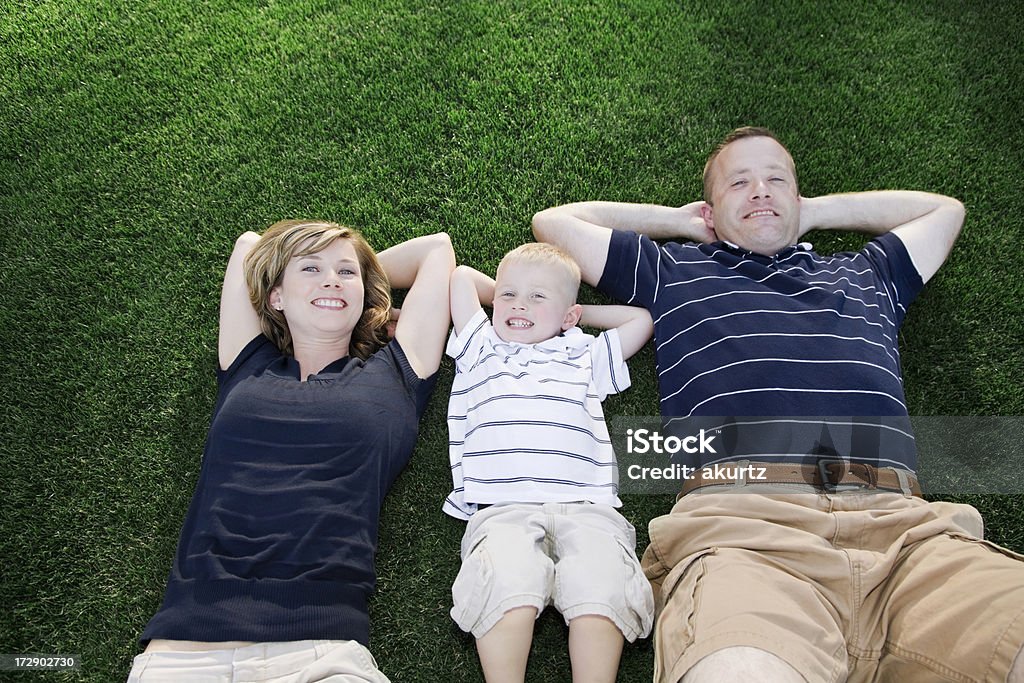 Glückliche Familie liegen im Gras - Lizenzfrei Familie Stock-Foto