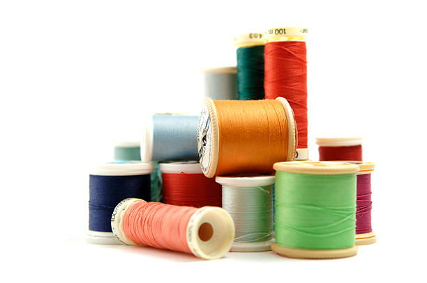 szpule kolorowych nici do szycia - thread spool sewing red zdjęcia i obrazy z banku zdjęć