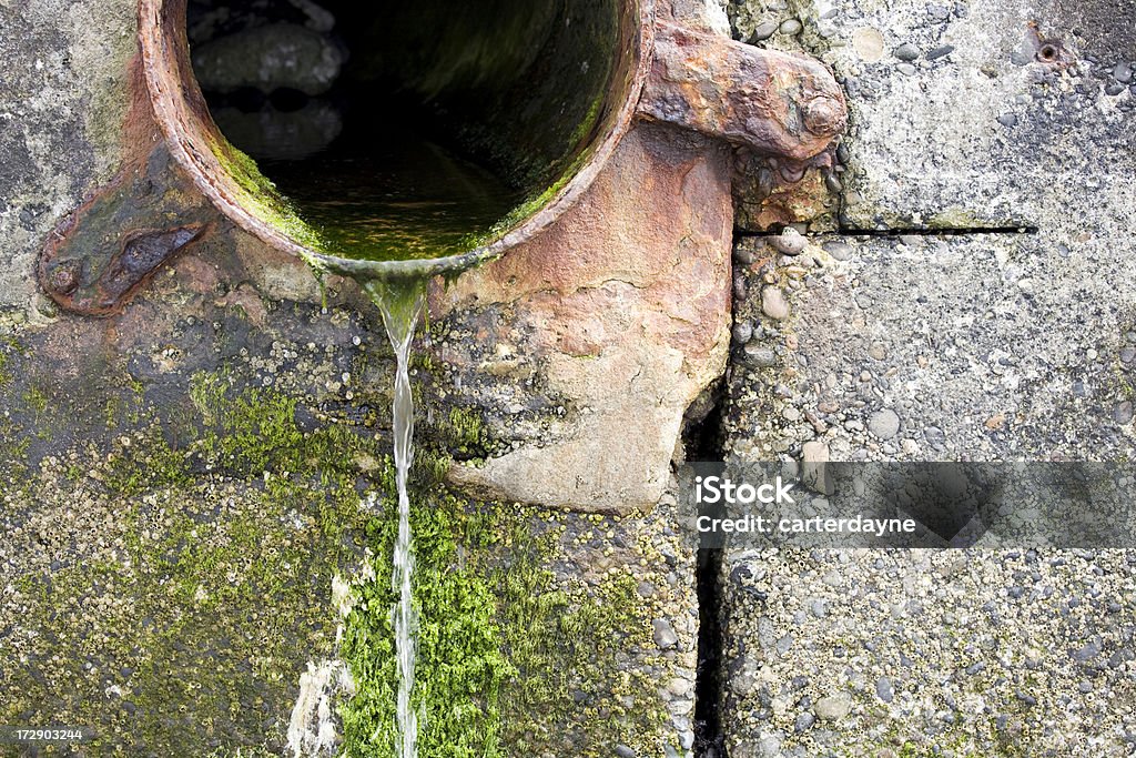 Resíduos drenar o tubo na parede de concreto, de um dano ambiental - Foto de stock de Acabado royalty-free