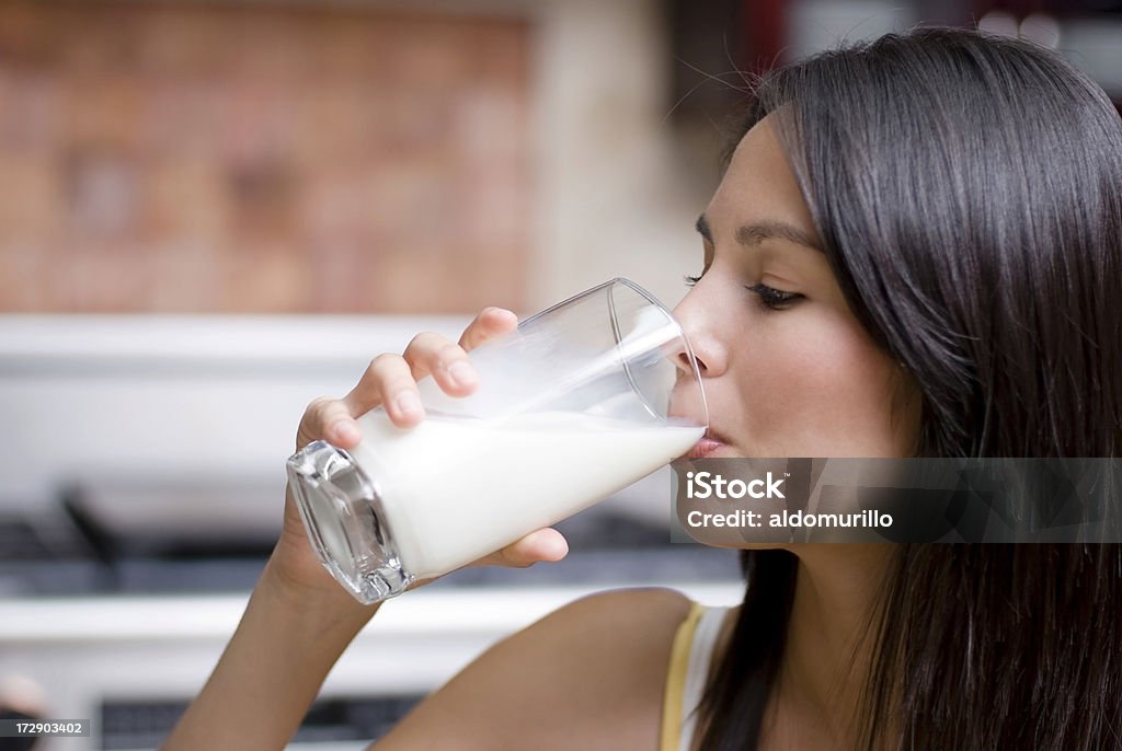 Mulher bebendo uma taça de leite - Foto de stock de Mulheres royalty-free