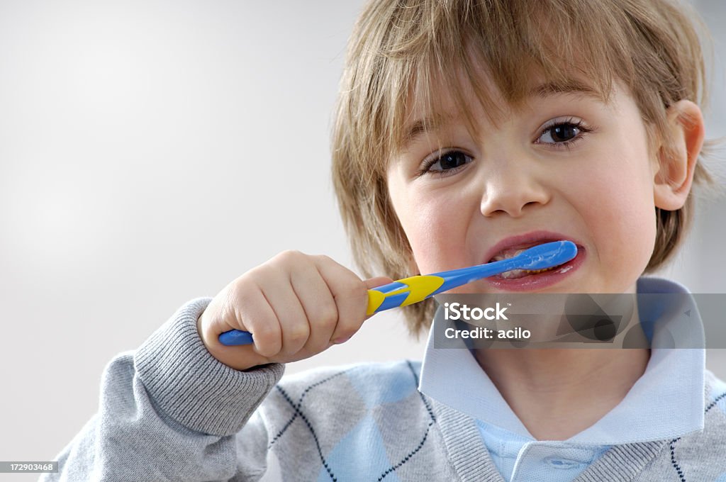 Se brosser les dents - Photo de Petits garçons libre de droits