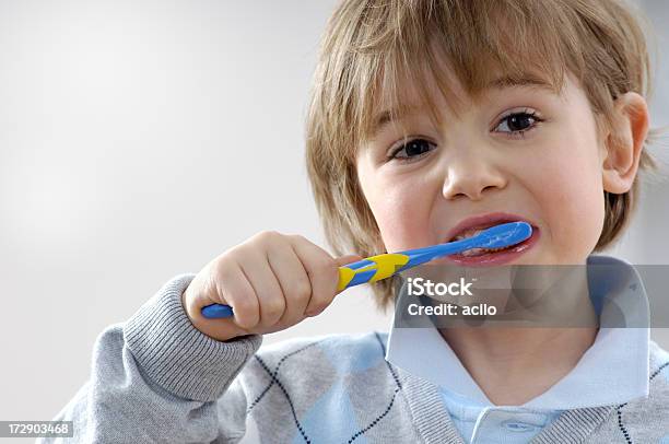 Lavarsi I Denti - Fotografie stock e altre immagini di Bambini maschi - Bambini maschi, 6-7 anni, Ambientazione interna