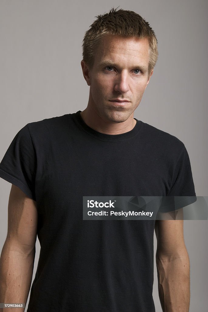 Seriamente Ritratto di giovane uomo in nero T-Shirt - Foto stock royalty-free di Maglietta