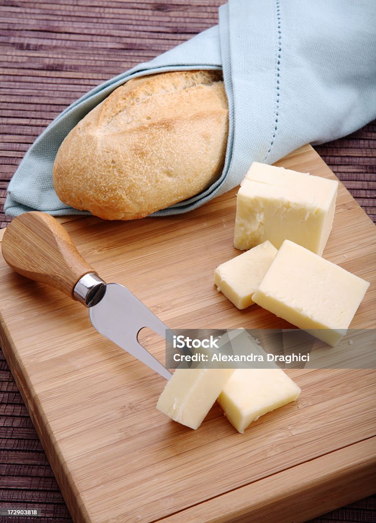 Käse und Brot auf ein Schneidebrett - Lizenzfrei Ansicht aus erhöhter Perspektive Stock-Foto