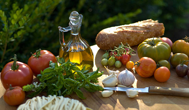 готовить ингредиенты & оливковое масло и овощи, хлеб, итальянская кухня, паста и ужин - green tomato black krim tomato cherry tomato tomato стоковые фото и изображения