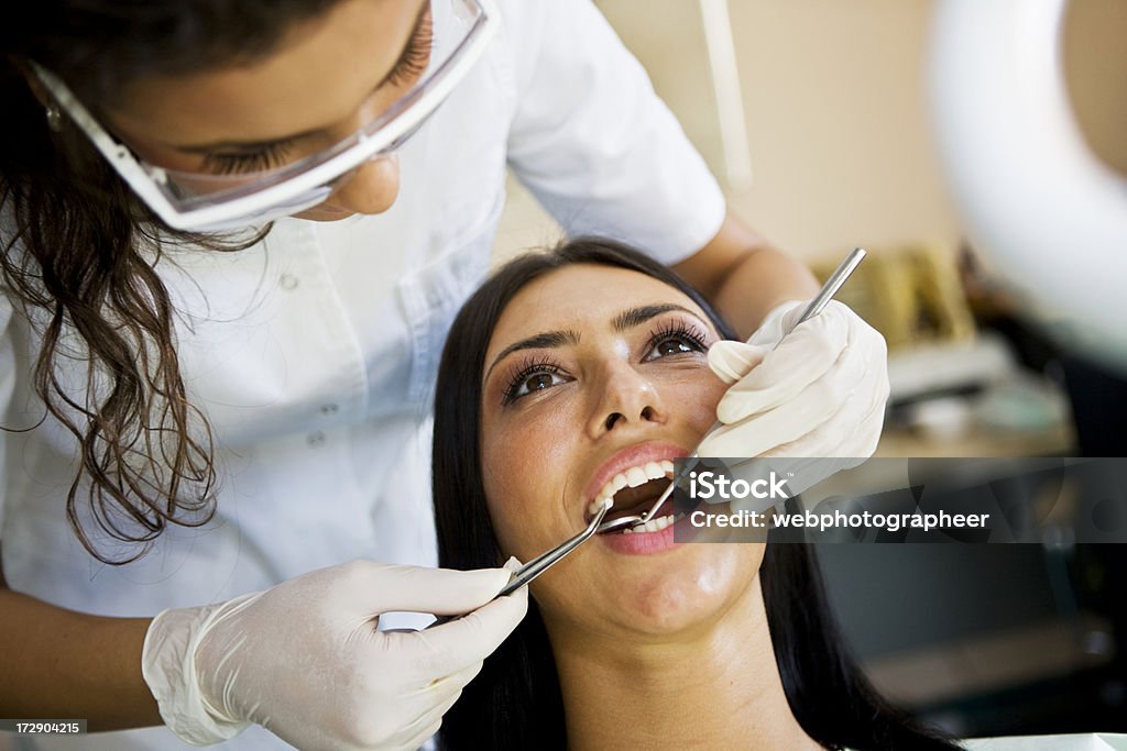 Bei der Zahnarzt - Lizenzfrei Arbeiten Stock-Foto