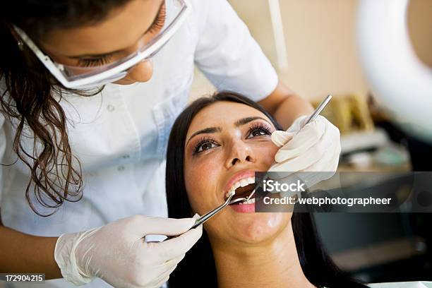 Presso Il Dentista - Fotografie stock e altre immagini di Adulto - Adulto, Adulto di mezza età, Ambulatorio dentistico