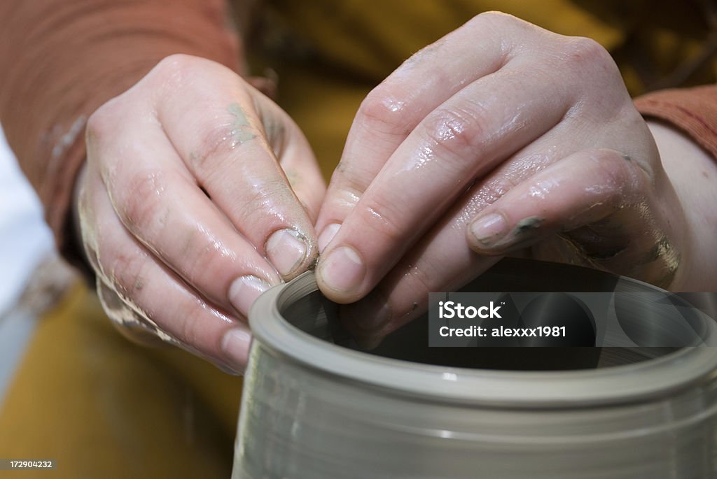 potter rende una Brocca di argilla - Foto stock royalty-free di Abilità