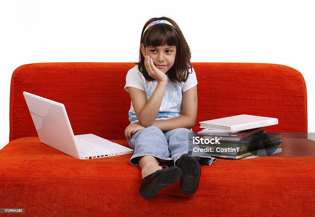 Volta às aulas-menina com laptop e livros - Royalty-free Fundo Branco Foto de stock