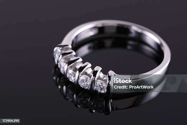 Photo libre de droit de Bague En Diamant banque d'images et plus d'images libres de droit de Bague en diamant - Bague en diamant, Fond noir, Amour