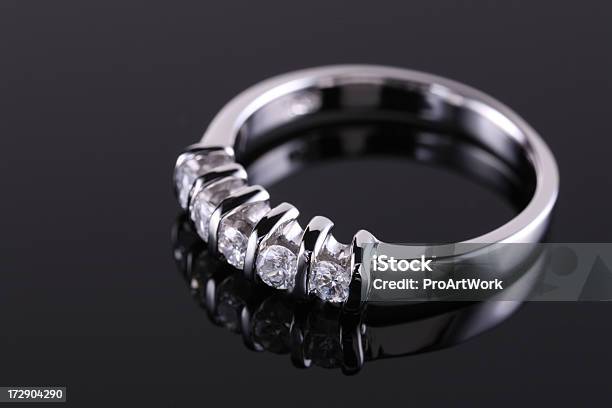 다이아몬드 링 검정색 배경에 대한 스톡 사진 및 기타 이미지 - 검정색 배경, 다이아몬드 반지, 0명