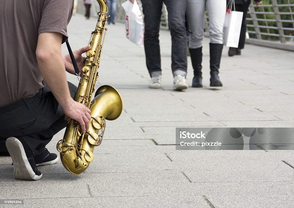 Artista di strada Musicista suona il Sassofono musica a Londra pedoni - Foto stock royalty-free di Musicista ambulante