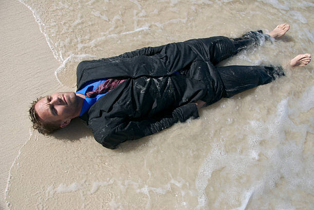arenato uomo d'affari piena lunghezza - stranded beached beach businessman foto e immagini stock