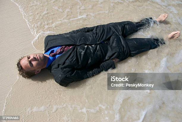 Beached Бизнесмен Полная Длина — стоковые фотографии и другие картинки На мели - На мели, Остров, Бизнесмен