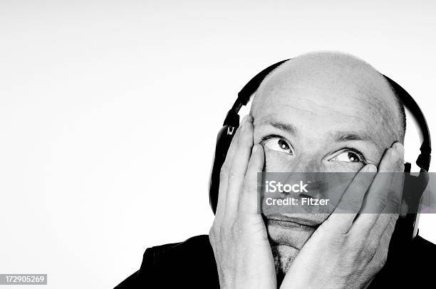 Mala Música Hombre Foto de stock y más banco de imágenes de Blanco y negro - Blanco y negro, Escuchar, Aburrimiento