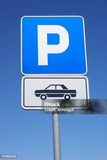 Parkplatz Für Pkws Stockfoto und mehr Bilder von Parkfläche - Parkfläche, Schild, Aufnahme von unten