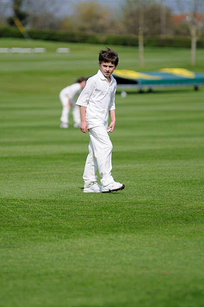 jovem jogador de críquete - sport of cricket cricket player fielder sport imagens e fotografias de stock