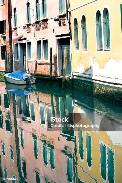 Reflejos Canal En Venecia Italia Foto de stock y más banco de imágenes de Agua - Agua, Aire libre, Aislado