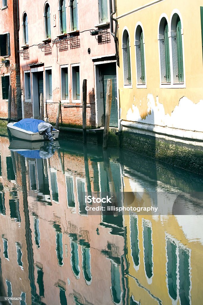 Canal de reflexos em Veneza, Itália - Foto de stock de Amarelo royalty-free