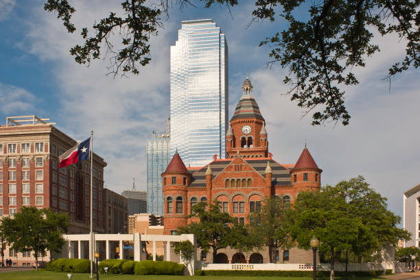 dallas county courthouse und dealey plaza - john f kennedy center stock-fotos und bilder