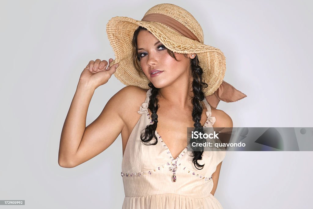Magnifique Latina jeune femme en été Robe, chapeau et couettes - Photo de Chapeau libre de droits