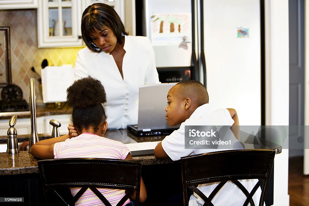 Mutter Lehre Tochter und Sohn - Lizenzfrei Afrikanischer Abstammung Stock-Foto