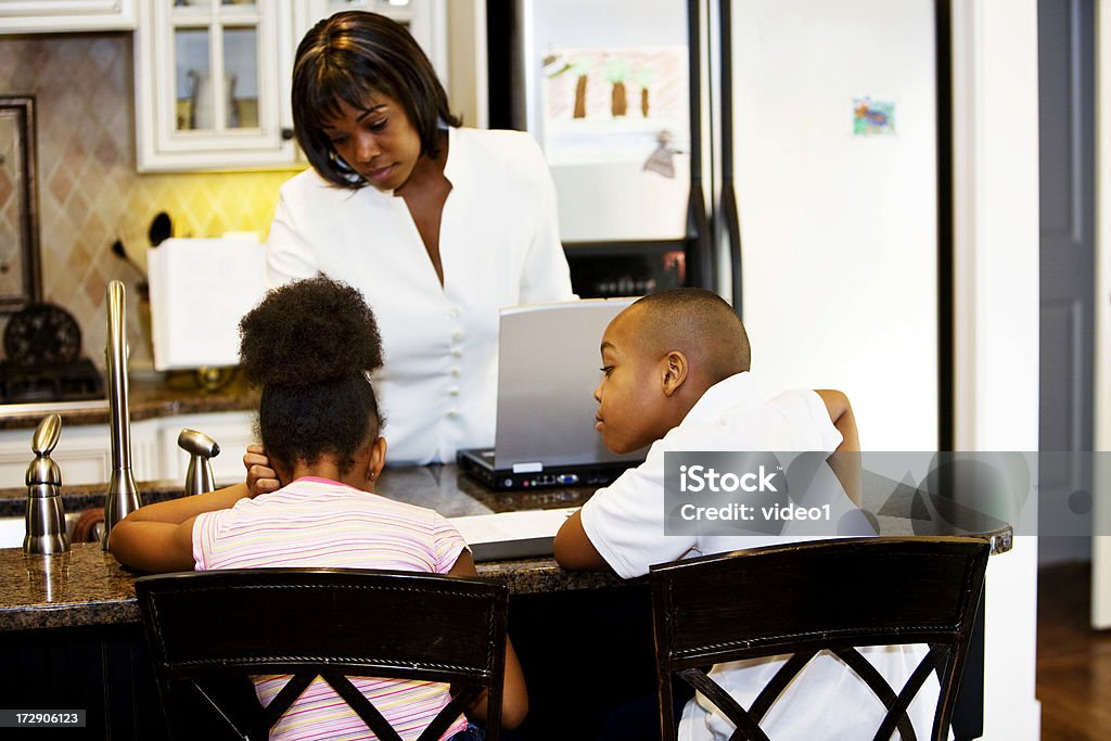 Mãe ensinando filha e filho - Royalty-free Adulto Foto de stock