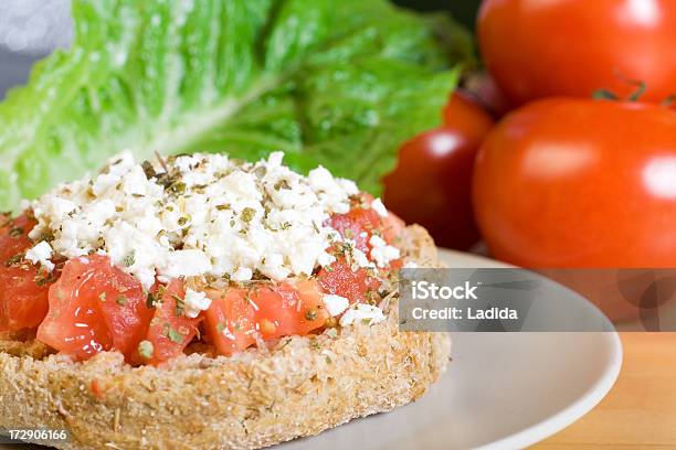 Dakos Rusk Z Ser Feta Pomidor - zdjęcia stockowe i więcej obrazów Bez ludzi - Bez ludzi, Fotografika, Horyzontalny