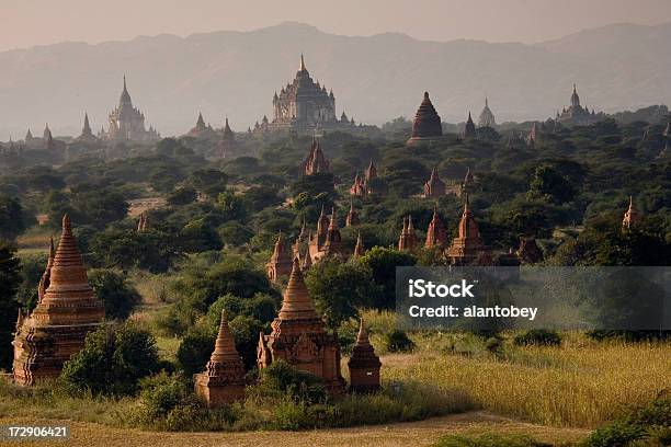 Myanmar Bagan Templos En El Plano Foto de stock y más banco de imágenes de Bagan - Bagan, Budismo, Conceptos