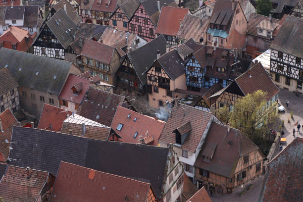 vista do castelo de kaysersberg, alsácia, frança - albert schweitzer imagens e fotografias de stock