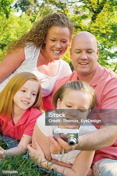 Famiglia Godendo Di Una Giornata Fuori Insieme - Fotografie stock e altre immagini di Abbigliamento casual - Abbigliamento casual, Adulto, Adulto di mezza età