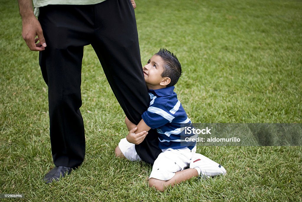 Padre Non partire! - Foto stock royalty-free di Abbracciare una persona