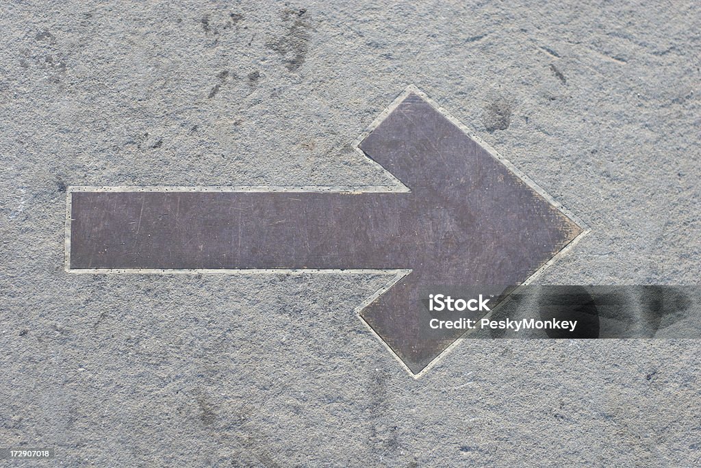 Metalowe Strzałka wbudowane w szary Kamień - Zbiór zdjęć royalty-free (Betonowy)