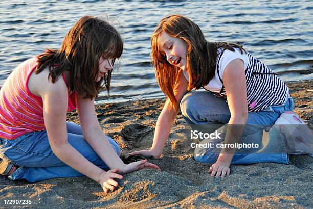 Hermanas Jugando En La Playa Foto de stock y más banco de imágenes de 10-11 años - 10-11 años, Adulto, Agua