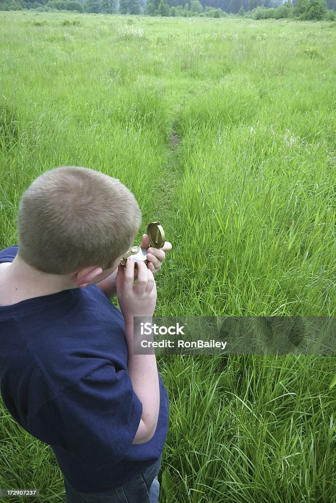 Jovem usando um campo da bússola - Foto de stock de Adolescente royalty-free