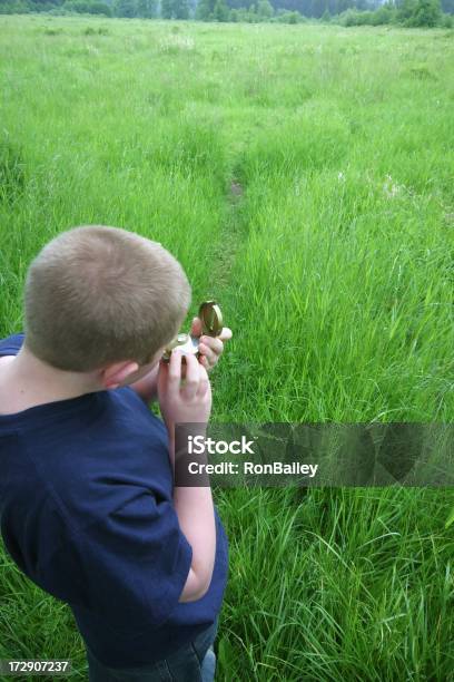 Foto de Jovem Usando Um Campo Da Bússola e mais fotos de stock de Adolescente - Adolescente, Adolescência, Atividade Recreativa