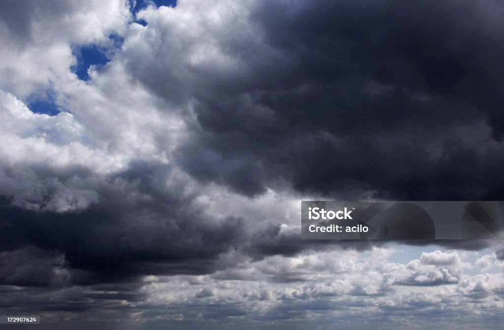 Nuages sombres - Photo de Bleu libre de droits