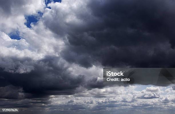 Темные Clouds — стоковые фотографии и другие картинки Без людей - Без людей, Большая группа объектов, Буря